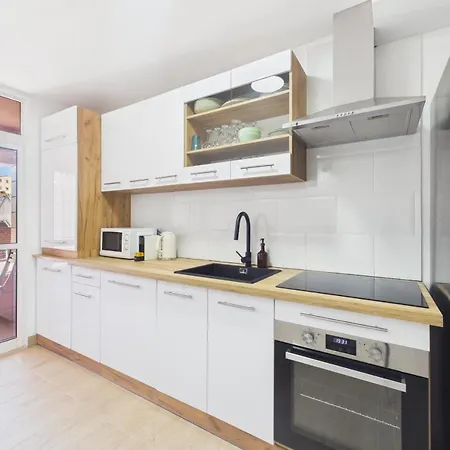 Renovated 1br Elevator, Balcony & Parking - Alfama | By Airnest Apartament Lizbona