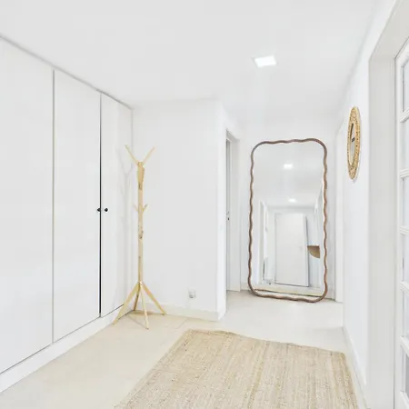 Renovated 1br Elevator, Balcony & Parking - Alfama | By Airnest *