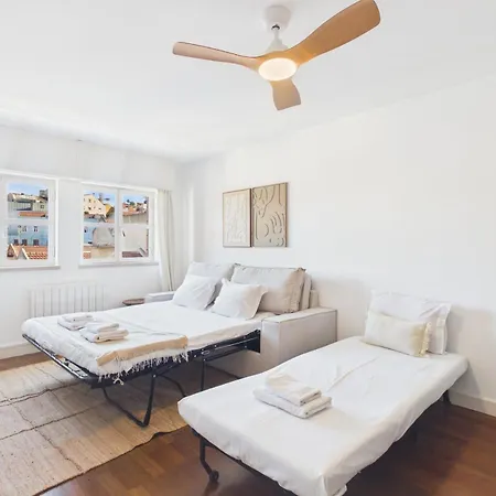 Apartament Renovated 1br Elevator, Balcony & Parking - Alfama | By Airnest Lizbona