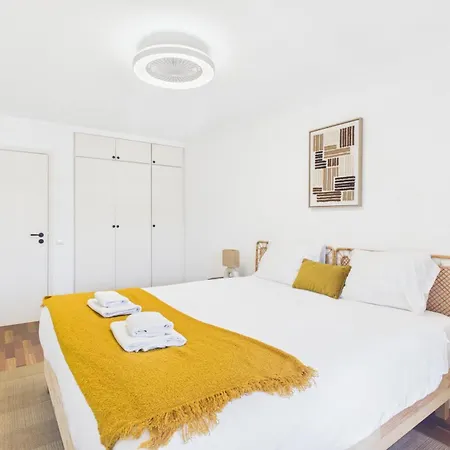 Renovated 1br Elevator, Balcony & Parking - Alfama | By Airnest * Lizbona